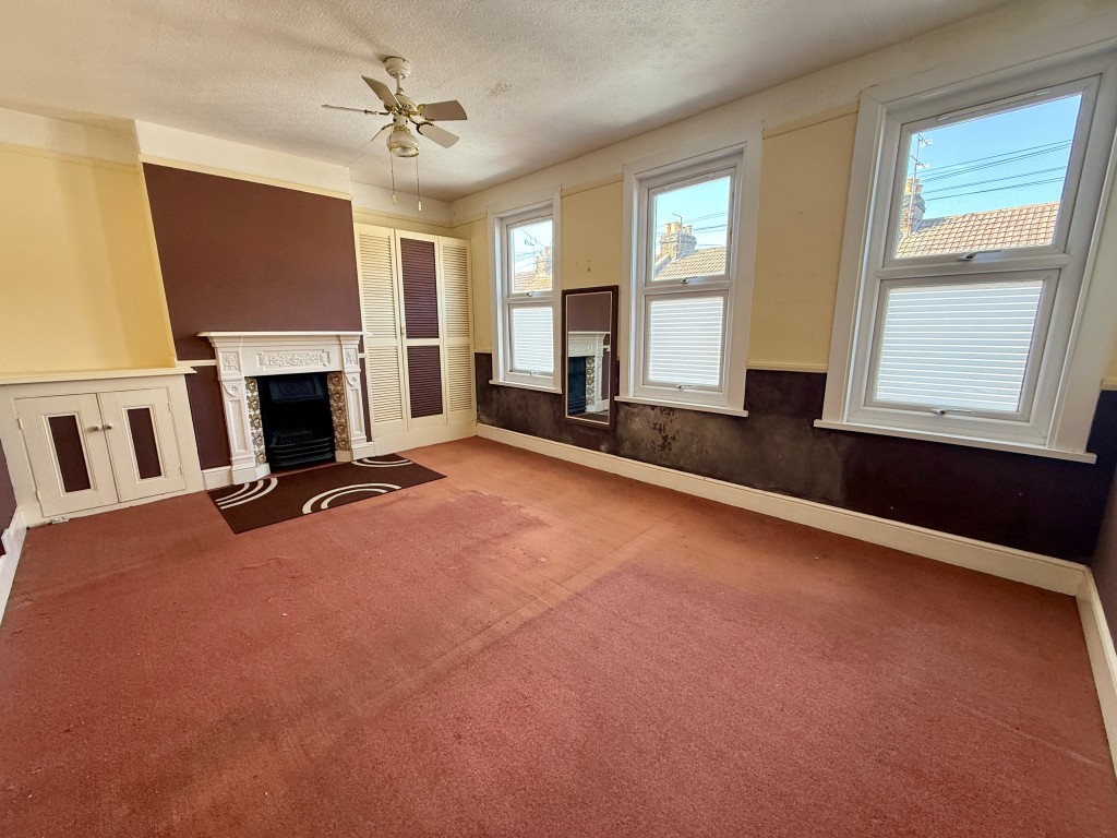 Lot: 150 - THREE-BEDROOM HOUSE FOR IMPROVEMENT - Bedroom one